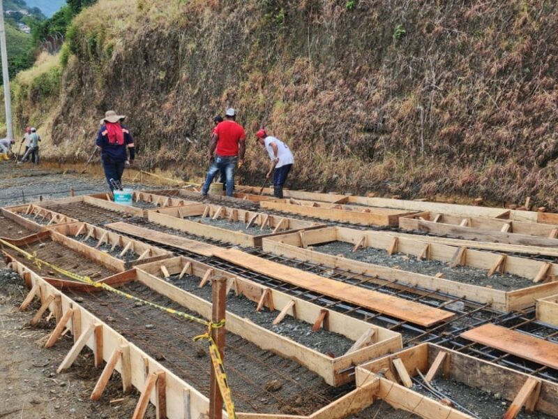 Comunidad y Alcaldía de Pereira se unen en convite para construir placa huella en la vía El Chocho 2 Comunidad y Alcaldía de Pereira se unen en convite para construir placa huella en la vía El Chocho