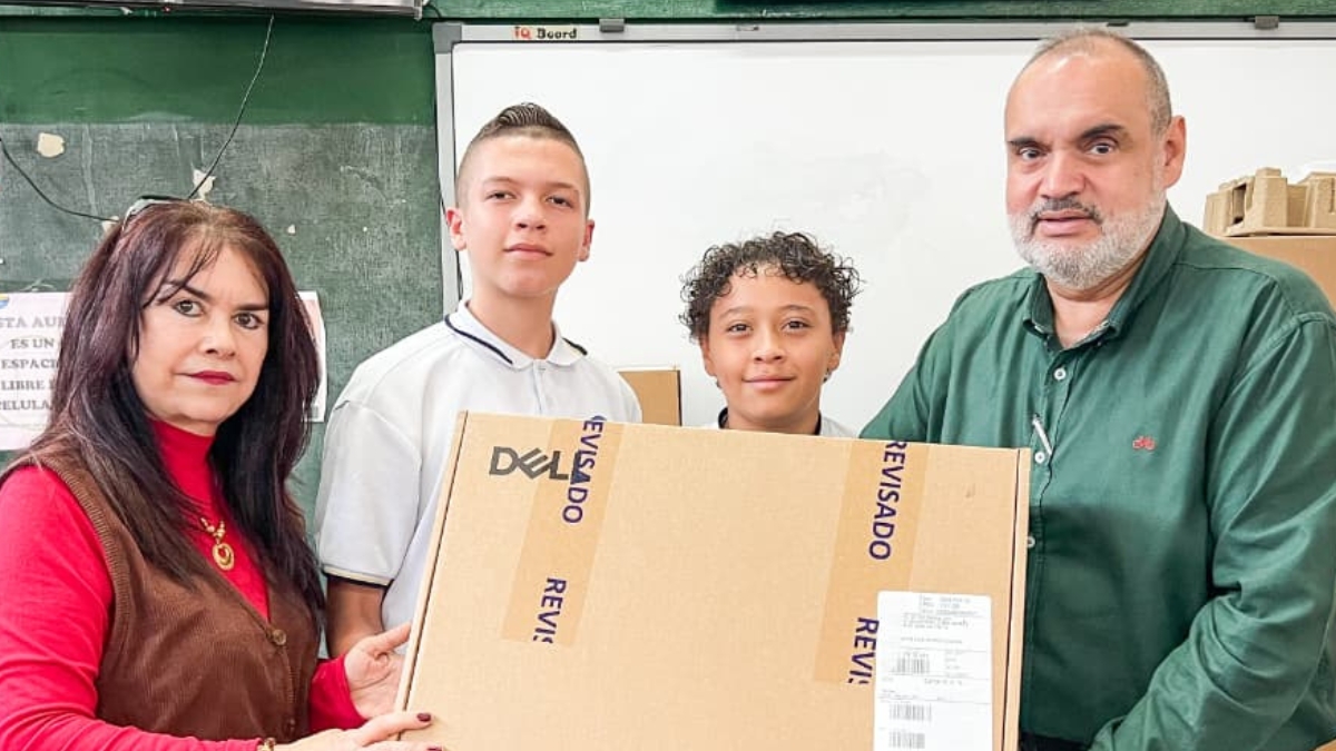 el alcalde mauricio salazar le sigue cumpliendo a la educacion 535 computadores llegan a las instituciones educativas copia de web 2025 10 06t160240.685