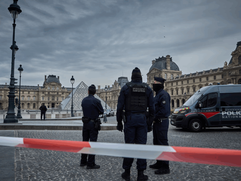 El Museo del Louvre en París cierra tras el robo de joyas de la colección de la corona francesa 20 El Museo del Louvre en París cierra tras el robo de joyas de la colección de la corona francesa
