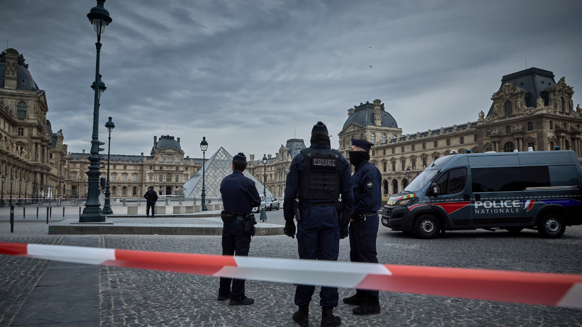 el museo del louvre en paris cierra tras el robo de joyas de la coleccion de la corona francesa web 35