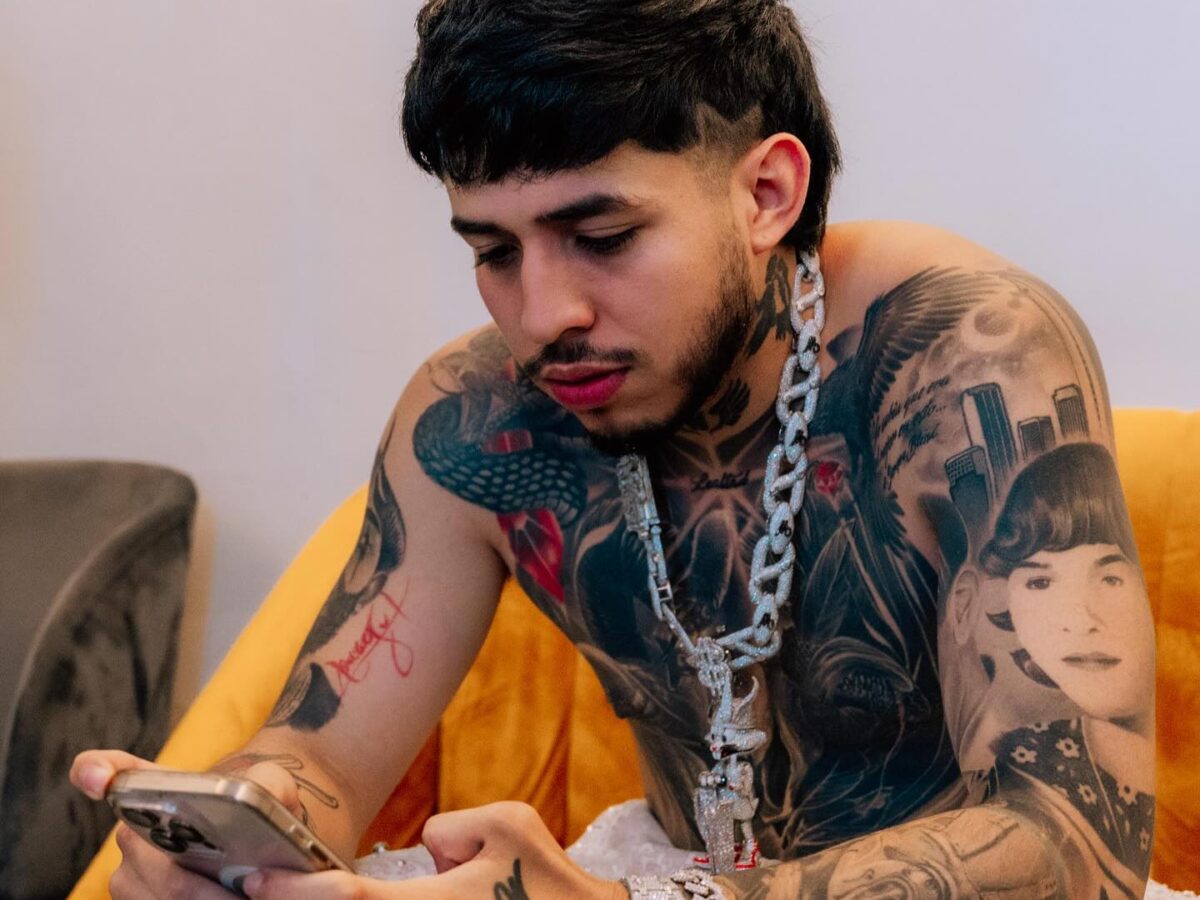 Fan invade la casa de Westcol en Cali durante una transmisión en vivo 3 Fan invade la casa de Westcol en Cali durante una transmisión en vivo