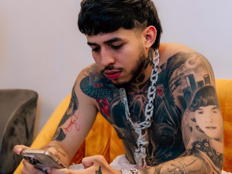 fan invade la casa de westcol en cali durante una transmision en vivo 534728769 18411837703129287 2604297592321208624 n