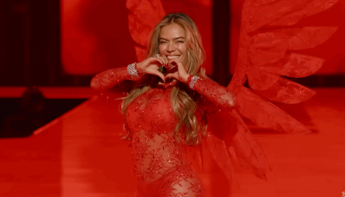 karol g alza vuelo su debut como angel en el iconico desfile victorias secret captura de pantalla 2025 10 16 103029