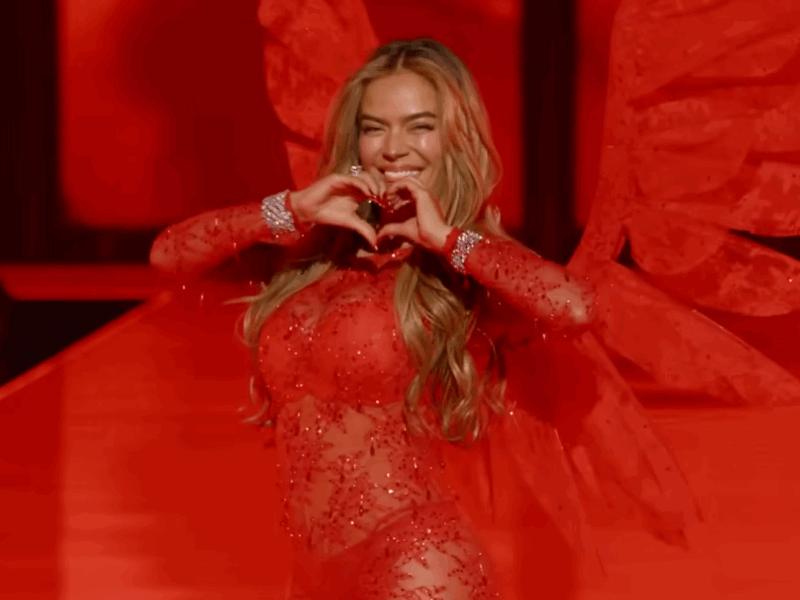 karol g alza vuelo su debut como angel en el iconico desfile victorias secret captura de pantalla 2025 10 16 103029