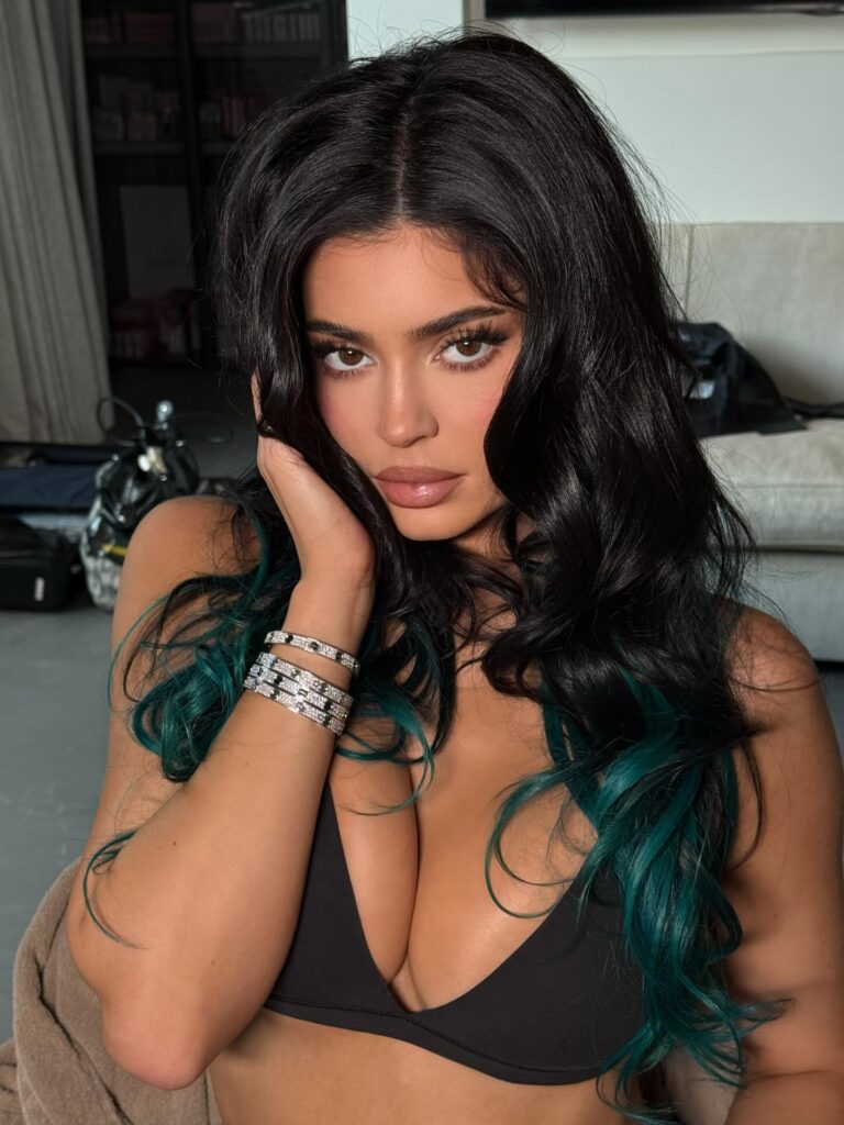 la nueva era king kylie un vestido hecho con labiales 563877623 18542560633061222 6639807849335796020 n