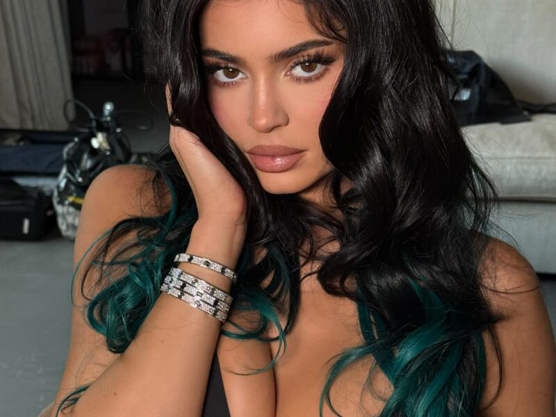 la nueva era king kylie un vestido hecho con labiales 563877623 18542560633061222 6639807849335796020 n