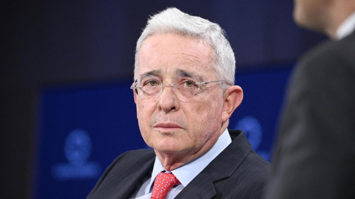 ordenan abrir investigacion contra alvaro uribe y su hermano por presuntos homicidios web 5