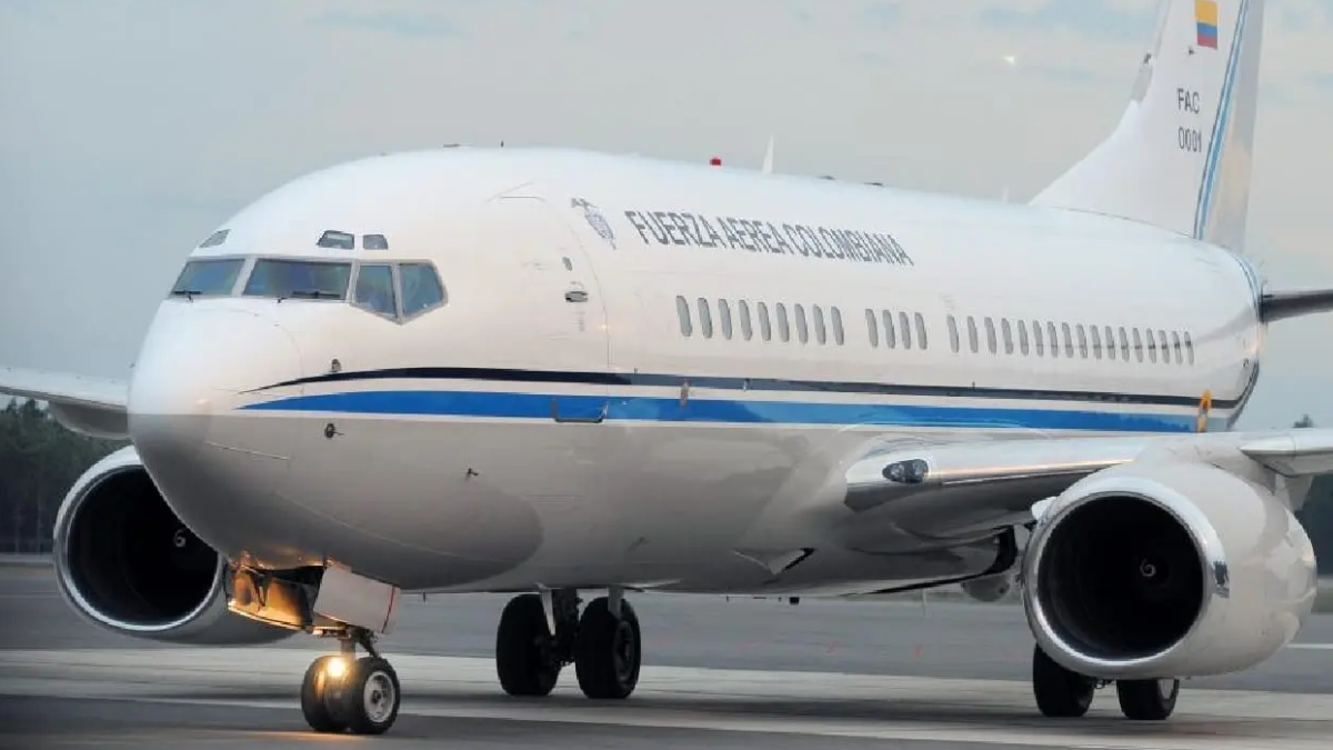 Petro no pudo cargar combustible en el avión presidencial en España 1 petro no pudo cargar combustible en el avion presidencial en espana web 77