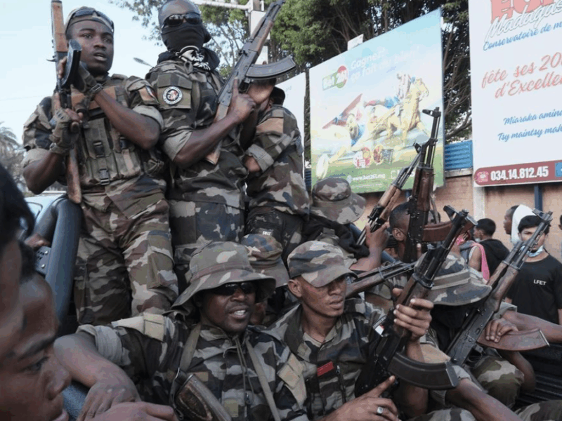 una unidad militar rebelde anuncia la toma del poder en madagascar web 18