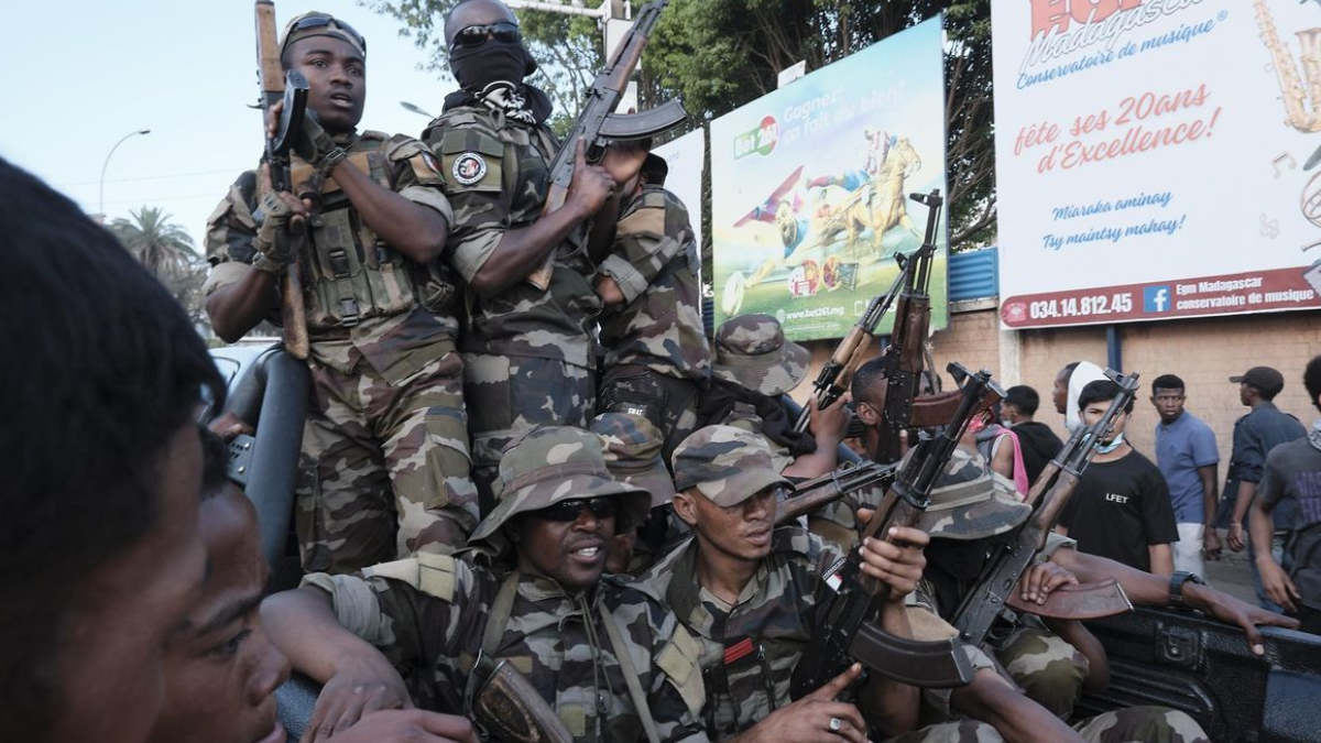 una unidad militar rebelde anuncia la toma del poder en madagascar web 18
