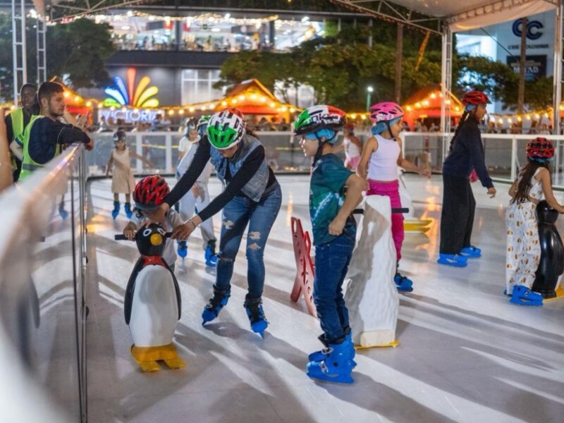 300 niños disfrutaron de la apertura de la pista de patinaje y cientos de familias de las villas navideñas en Pereira