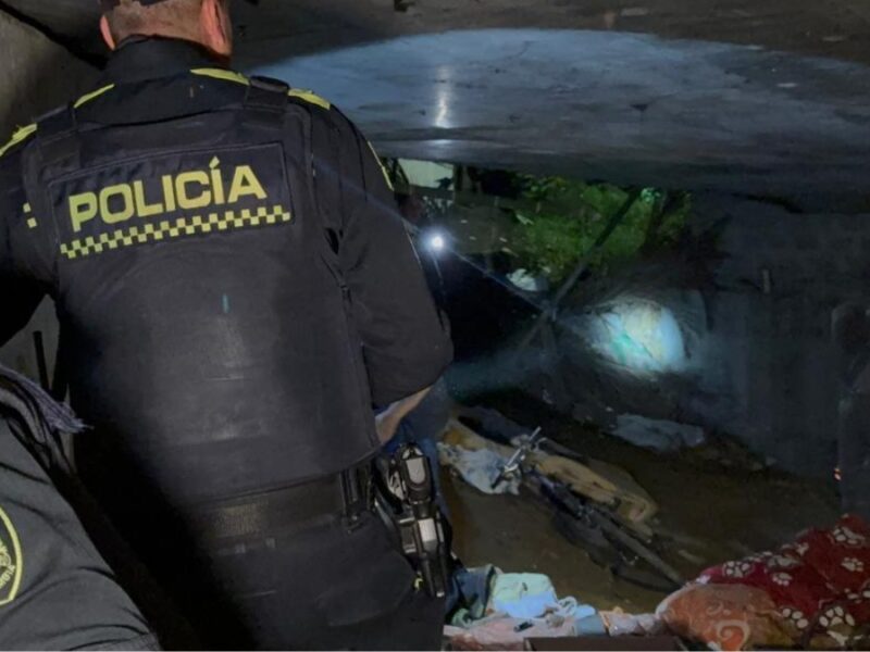 Autoridades de Pereira desmantelan cambuches debajo de puentes, donde delincuentes almacenaban documentos y objetos hurtados