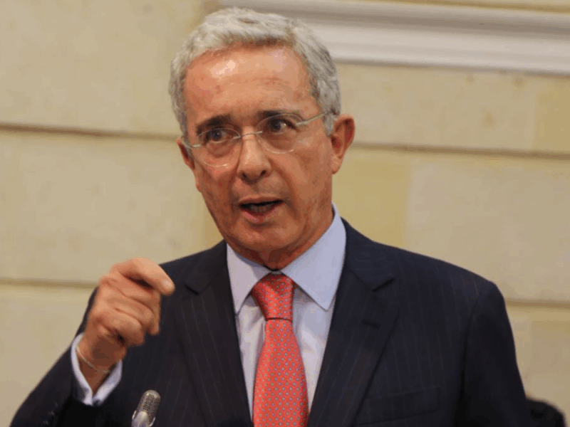 Uribe propone ley de amnistía para militares involucrados en el Palacio de Justicia