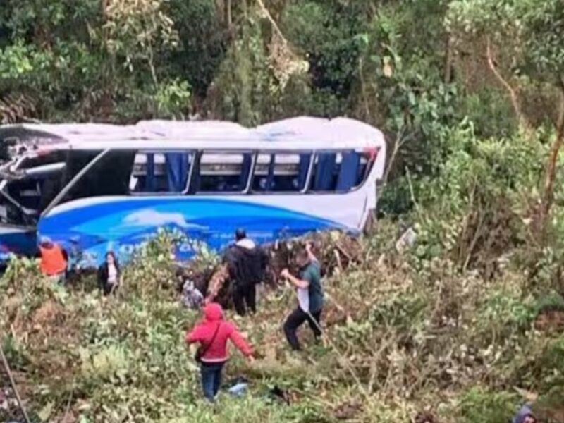 Bus de Copetran se salió de la vía y terminó volcado en sector rural de Toledo