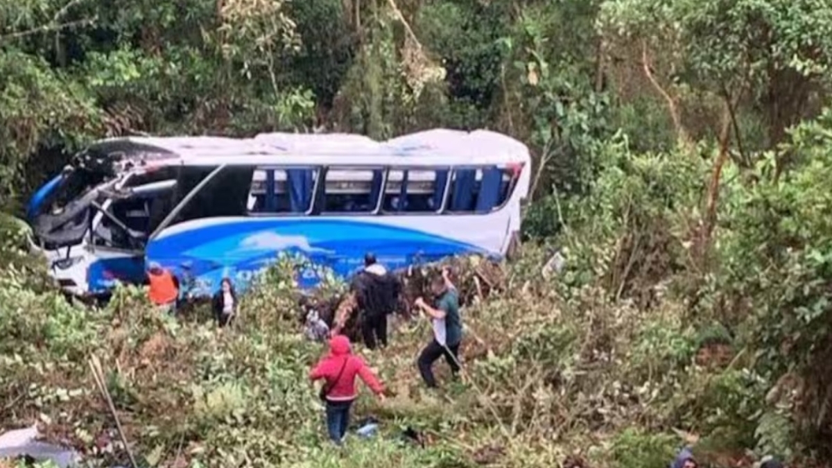 Bus de Copetran se salió de la vía y terminó volcado en sector rural de Toledo 1 bus de copetran se salio de la via y termino volcado en sector rural de toledo buscopetran web ee