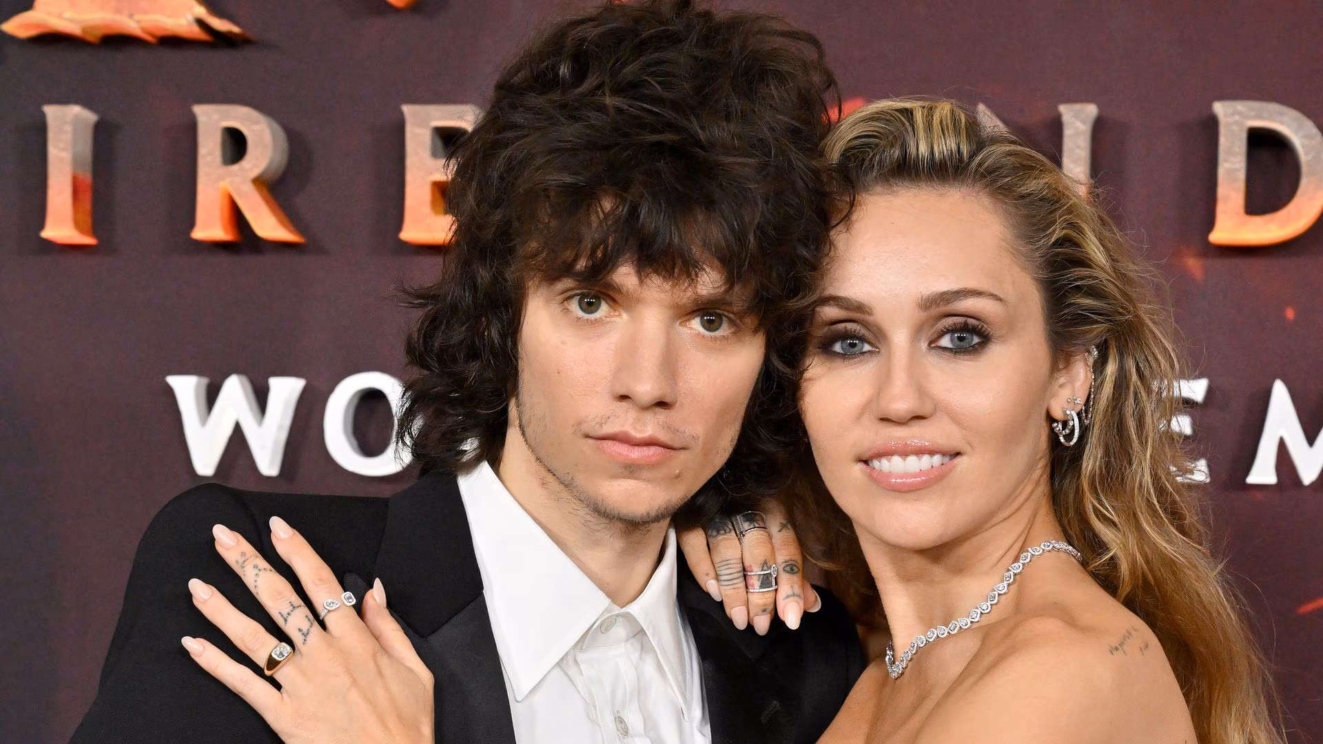Entre diamantes y alfombra roja: Miley Cyrus anuncia su compromiso con Maxx Morando