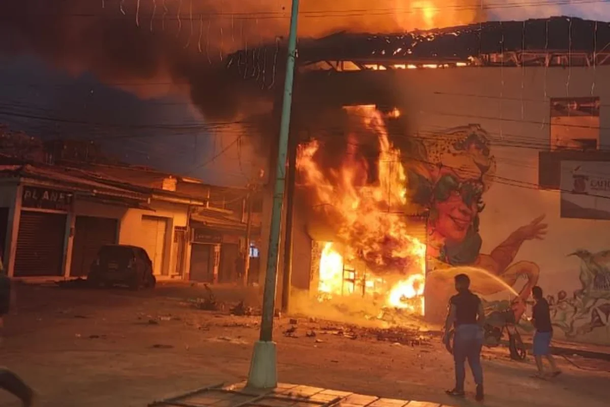 Explosión en Balboa sacude al Cauca: Ataque con motobomba desata incendio y pánico 1 explosion en balboa sacude al cauca ataque con motobomba desata incendio y panico motobomba incendio balboa