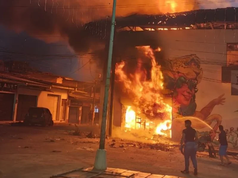 Explosión en Balboa sacude al Cauca: Ataque con motobomba desata incendio y pánico