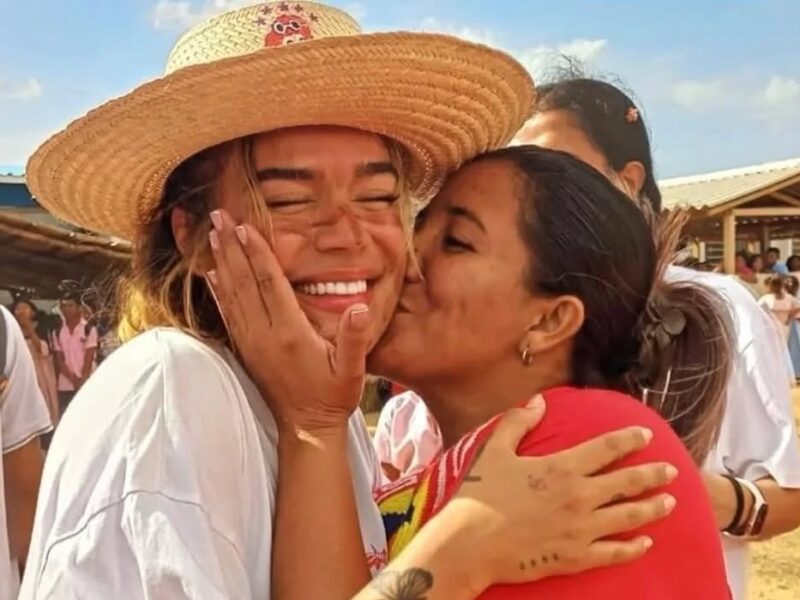 Karol G vivió una experiencia cultural única junto a la comunidad wayúu durante una visita solidaria a La Guajira