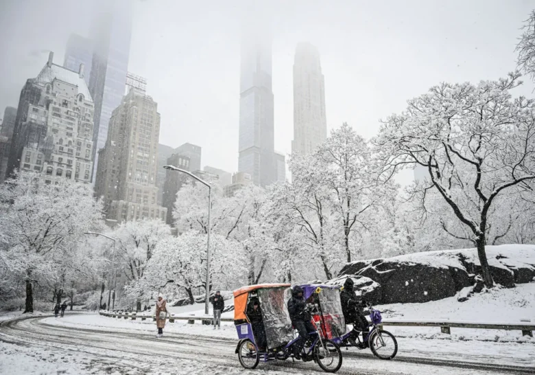 nueva york se prepara para la nevada mas intensa en anos tras una tormenta invernal que afecta al noreste de ee uu gettyimages 2001174045