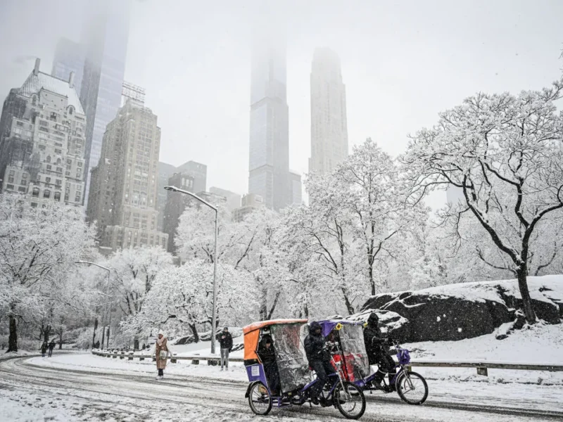Nueva York se prepara para la nevada más intensa en años tras una tormenta invernal que afecta al noreste de EE. UU.