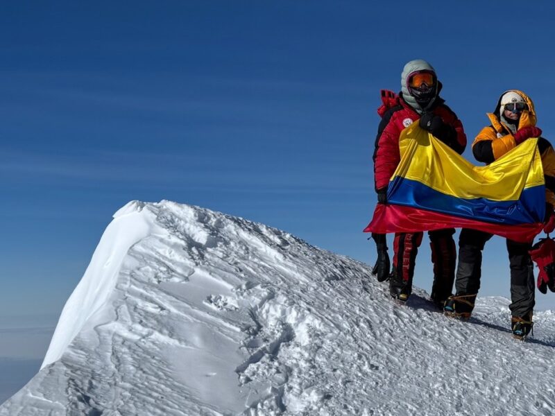 Primer equipo femenino colombiano alcanza la cima del Monte Vinson, la montaña más alta de la Antártida