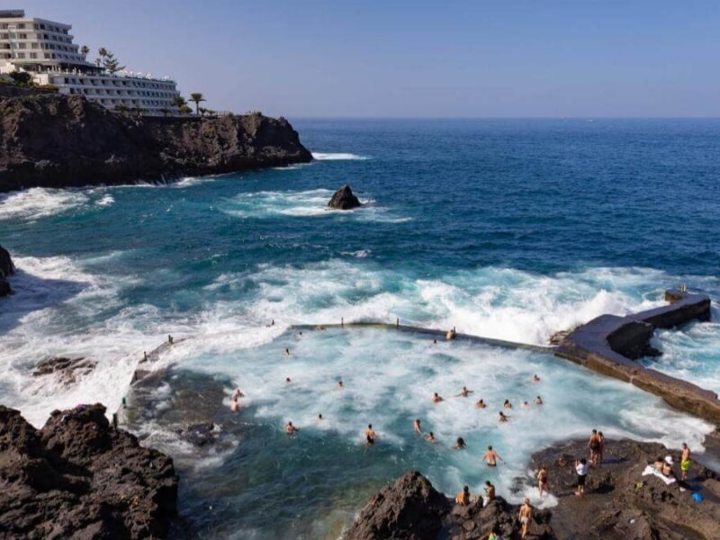 Tenerife en shock: Ola gigante sorprende a bañistas en Isla Cangrejo