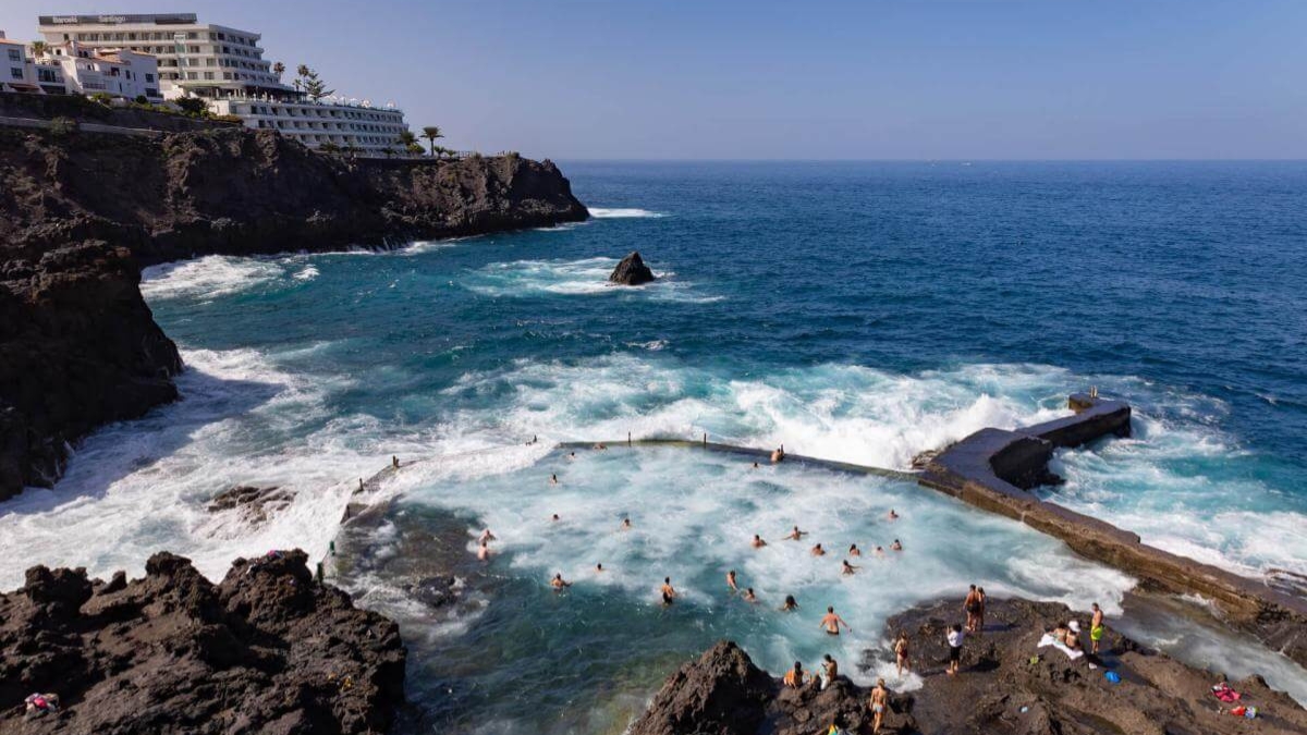 Tenerife en shock: Ola gigante sorprende a bañistas en Isla Cangrejo 1 tenerife en shock oleaje extremo provoca emergencia en isla cangrejo islacangrejo web ee