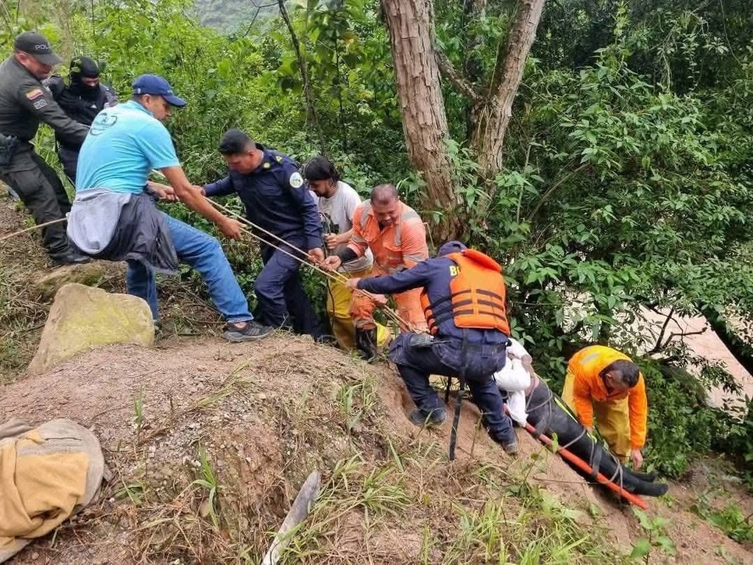 accidente en la via pitalitotimana bus cayo al rio magdalena 1000019202