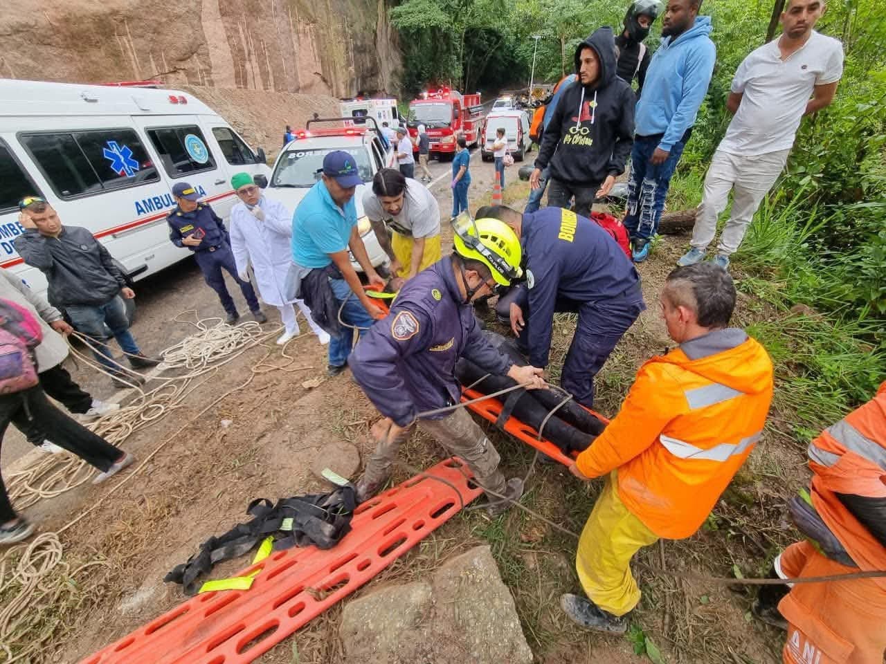 accidente en la via pitalitotimana bus cayo al rio magdalena accidentebus2