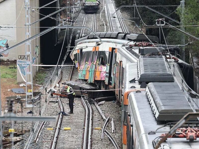 Sube a 43 el número de víctimas tras el accidente ferroviario en España