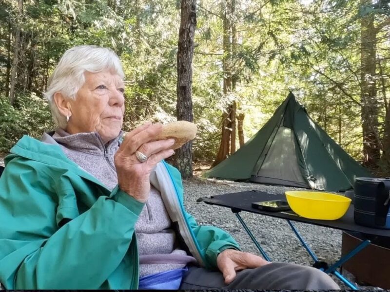 Con su perro y una caravana, Wendy enseña a acampar y conquista YouTube