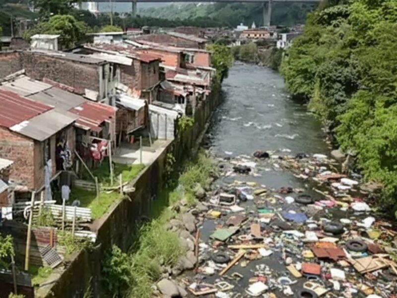 Denuncia: ¿Funcionarios de la alcaldía de Pereira tirando escombros al Río Otún?