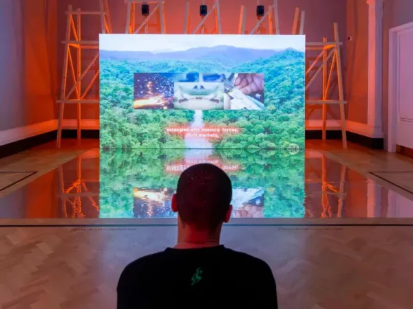 El Atrato cruza fronteras: arte colombiano denuncia minería y colonialismo en uno de los museos más influyentes del mundo