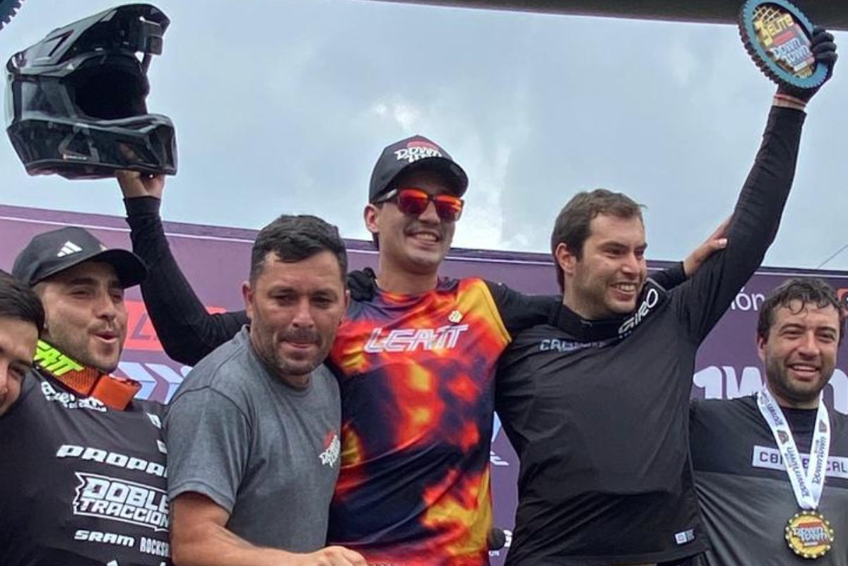 el downhill urbano de manizales vuelve a tenirse de tricolor con triunfo de camilo sanchez podio downhill feria manizales 2026