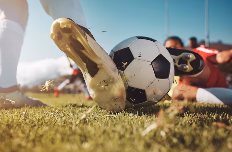 sancion historica en indonesia tras una violenta agresion en un partido de cuarta division balon futbol hombre deslizan entrenamiento partido o competencia al aire libre deportes futbol jugadores futb