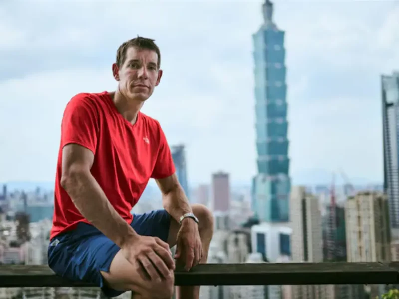 Sin cuerdas y sin margen de error: Alex Honnold escala el icónico Taipei 101