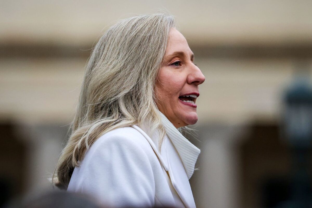 spanberger hace historia en virginia al asumir como la primera mujer en liderar el estado 260117 abigail spanberger ch 1700 f668c9