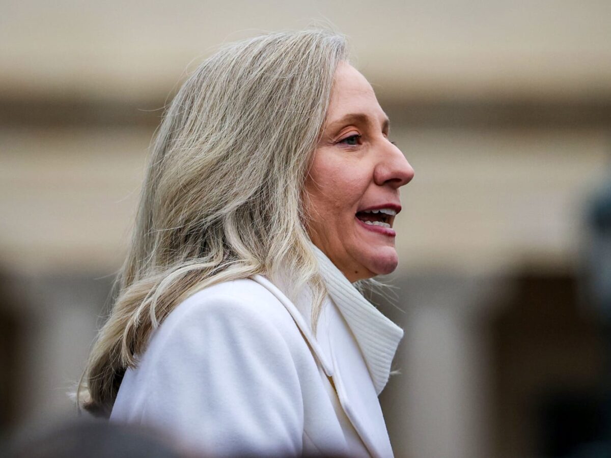 Spanberger hace historia en Virginia al asumir como la primera mujer en liderar el estado