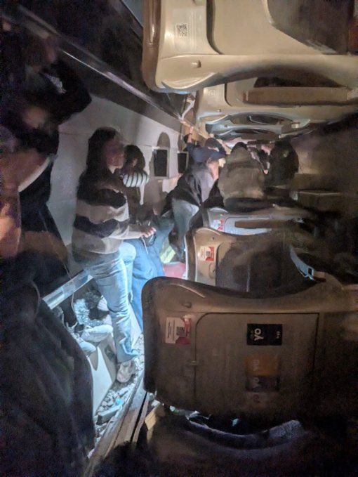 una noche de dolor colision de trenes deja decenas de victimas en espana tren decarrilado dentro