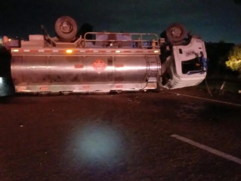 Volcamiento de tractocamión obligó al cierre total de la vía Cajicá–Zipaquirá