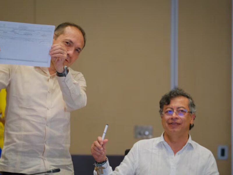 Presidente Petro y su gabinete firman solicitud para convocar Asamblea Nacional Constituyente