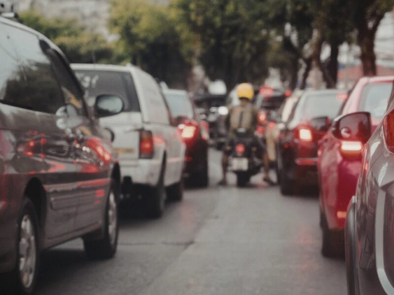 Invadir la cebra en un trancón será una de las multas más altas en 2026 superando el millón de pesos