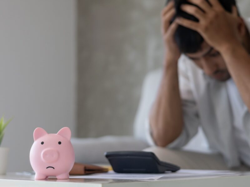 El 43 % de los colombianos tiene entre tres y cinco deudas, pese a leve alivio financiero