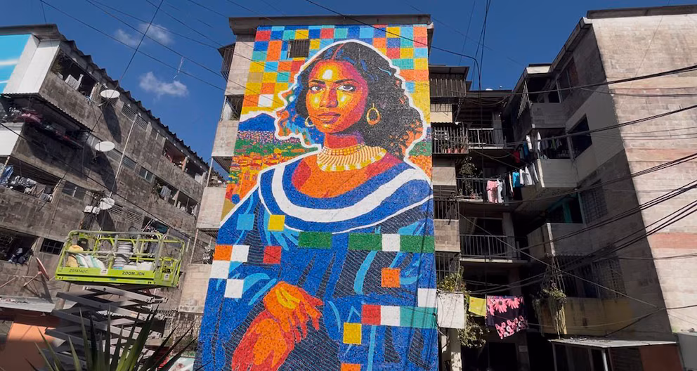 “La Gioconda salvadoreña”: arte y reciclaje en el mural más alto del mundo