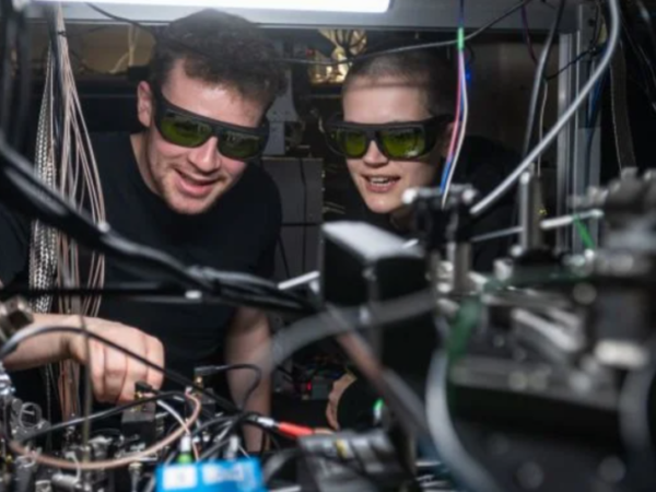 Oxford logra un hito histórico en computación cuántica distribuida con enlaces fotónicos