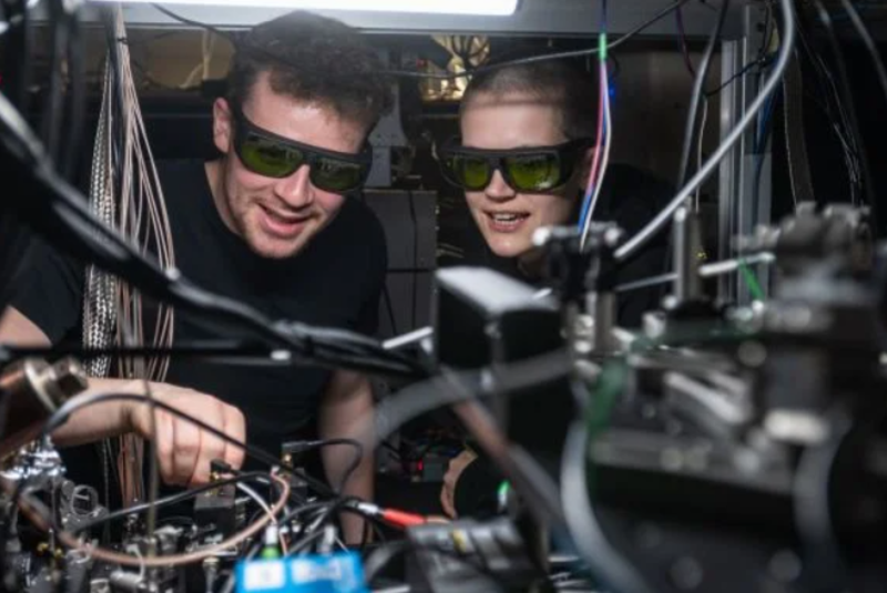 oxford logra un hito historico en computacion cuantica distribuida con enlaces fotonicos 69837dbcbcc91