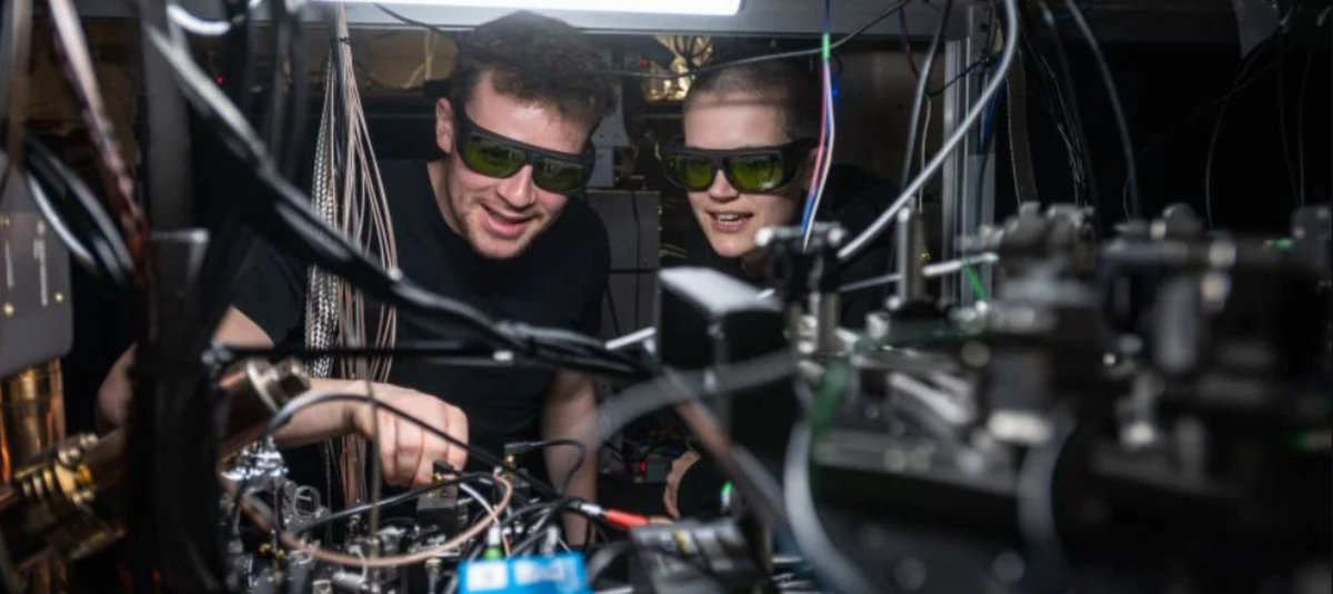 oxford logra un hito historico en computacion cuantica distribuida con enlaces fotonicos 69837dbcbcc91