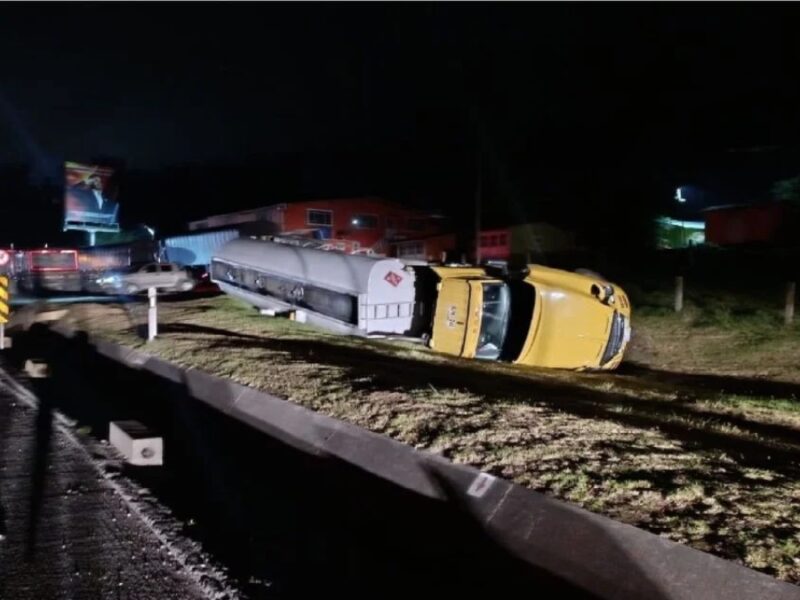 Cierre total en la vía al Llano por volcamiento de carrotanque con combustible