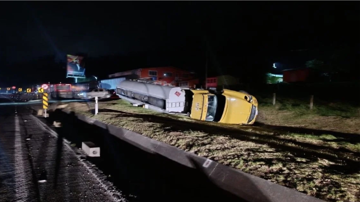 volcamiento de tractocamion genera caos y congestion en la via al llano tractocamion via al llano